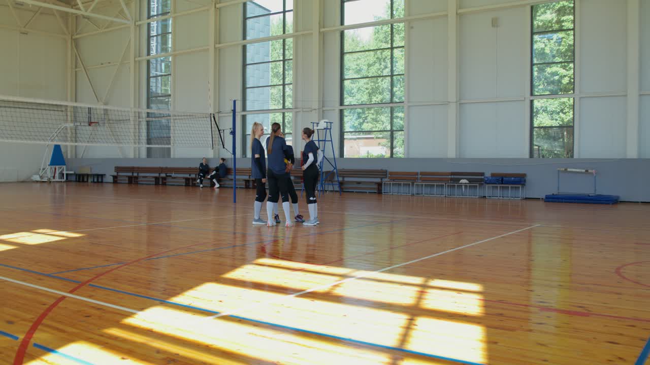 Volleyballhold diskuterer strategi på banen
