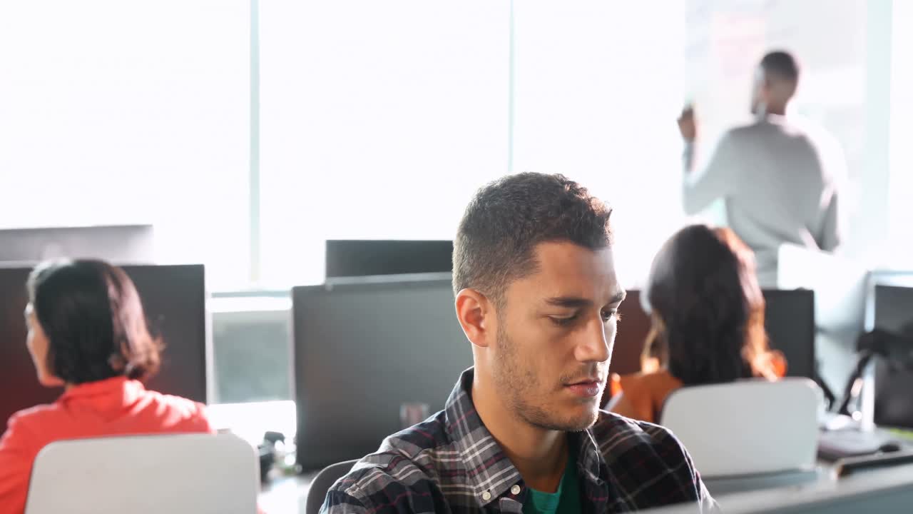 ejecutivo masculino que trabaja en la oficina 4k