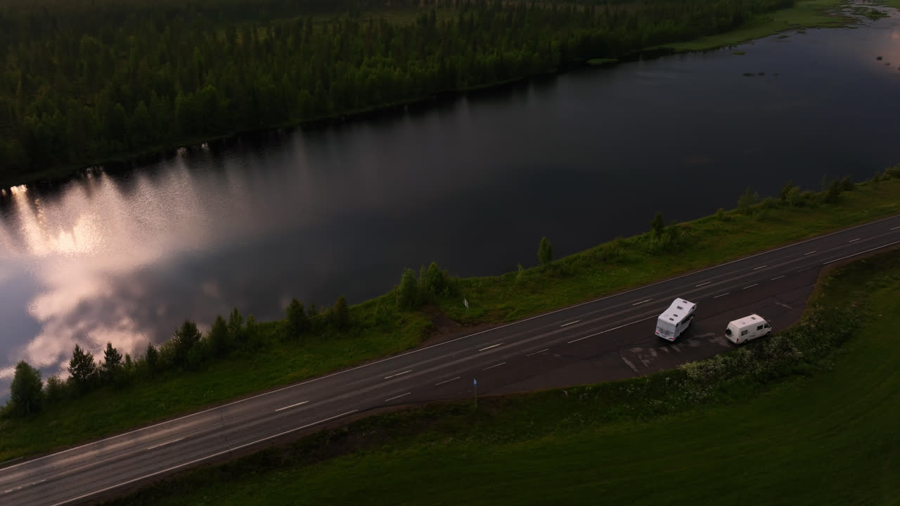 Lapland'da yol kenarında vahşi kamp yapan karavanların havadan görünümü.