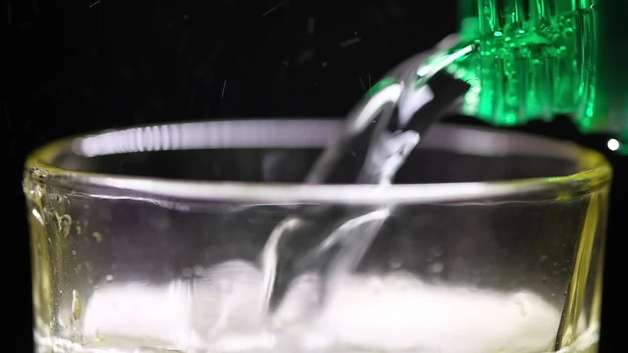 유리잔에 소다를 부어 넣는 것