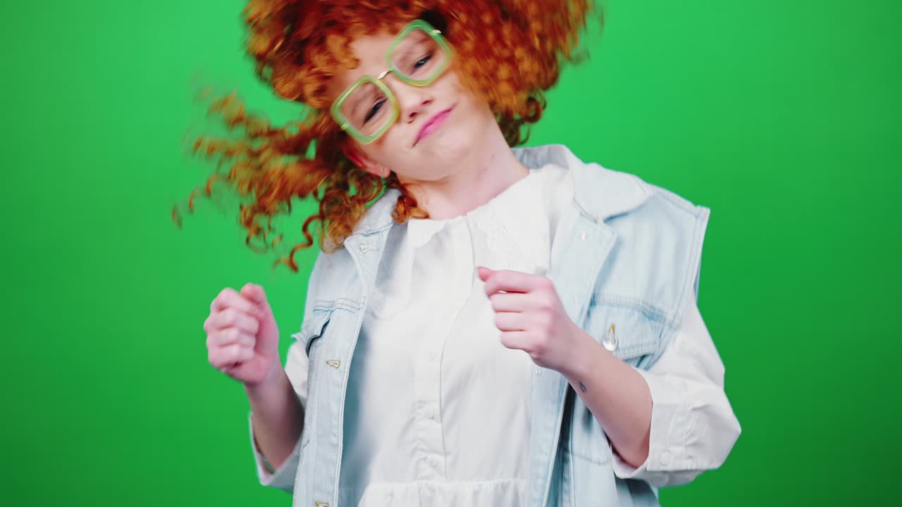 행복한 분위기, 신경 쓰지 않는 젊은 은 머리, 곱슬 머리, 안경을 입은 여성, 춤추고 점프하는, 크로마 키 배경, 느린 동작