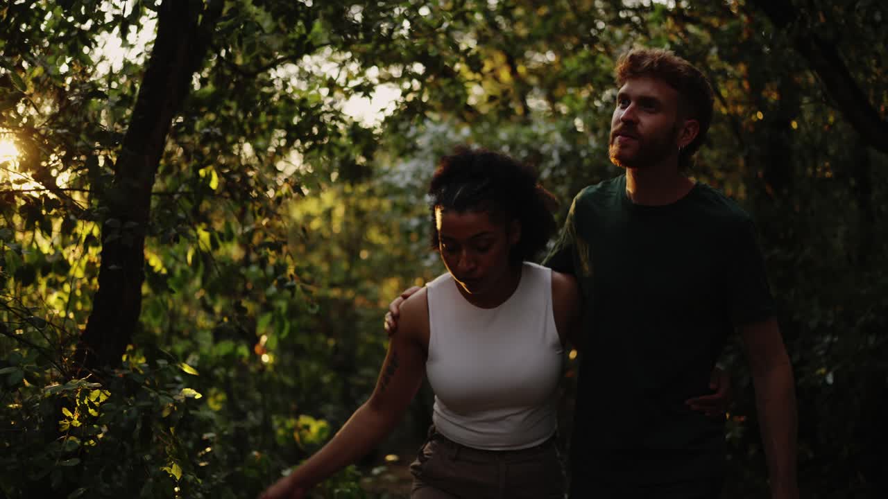 숲에서 산책 하는 커플