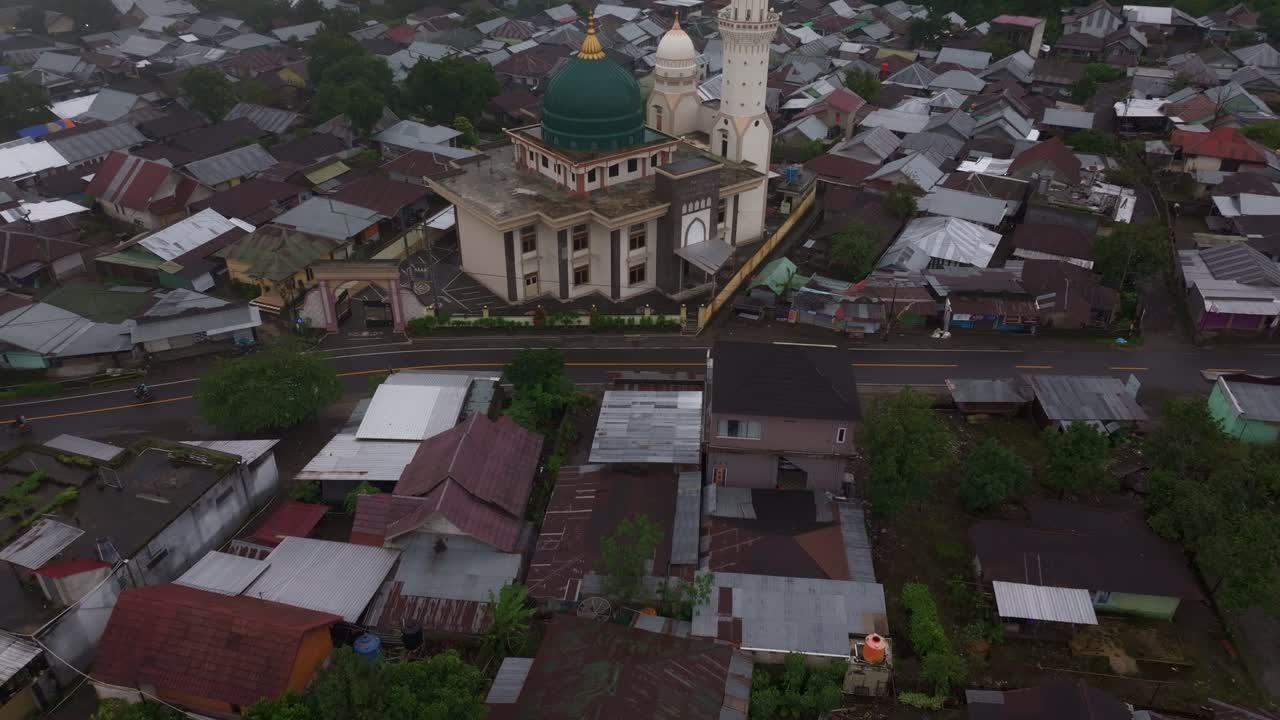 Awan pagi berkabut melayang di atas desa, Sembalun, Lombok, Indonesia