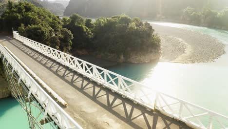 puente sobre un rio en nueva zelanda