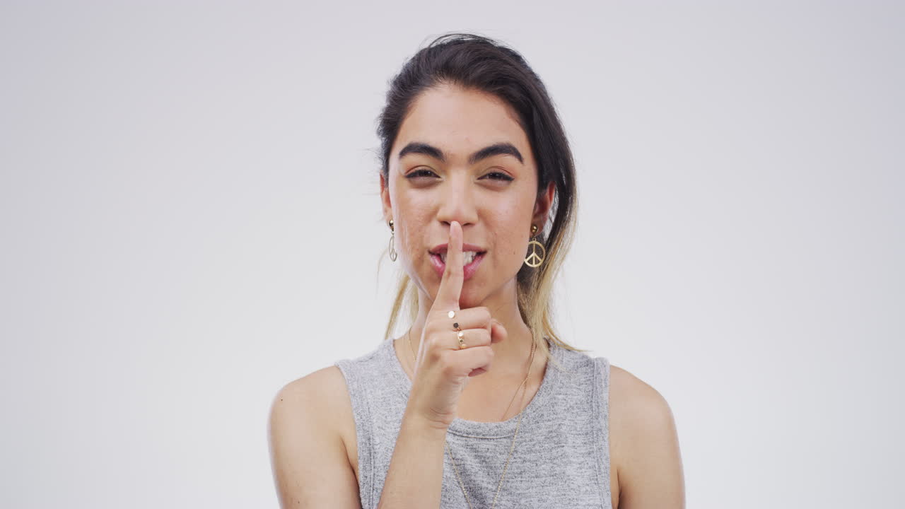 젊은이 가 입술 에 손가락 을  ⁇ 는 것