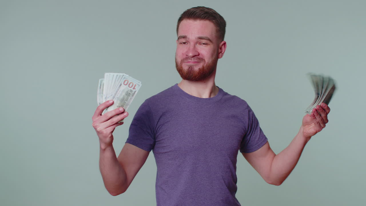 자랑스러운, 거만한, 부유한, 행복한 남자가 돈을 들고, 현금으로, 달러로, 지폐로, 미소 짓고, 카메라를 쳐다보고 있다.