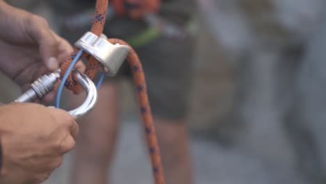 escalador preparándose para escalar la montaña revisando su cuerda
