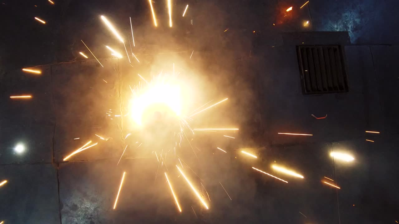 fuegos artificiales o galletas conocidas como chakra o chakri girando en el suelo, durante las celebraciones del festival diwali en india