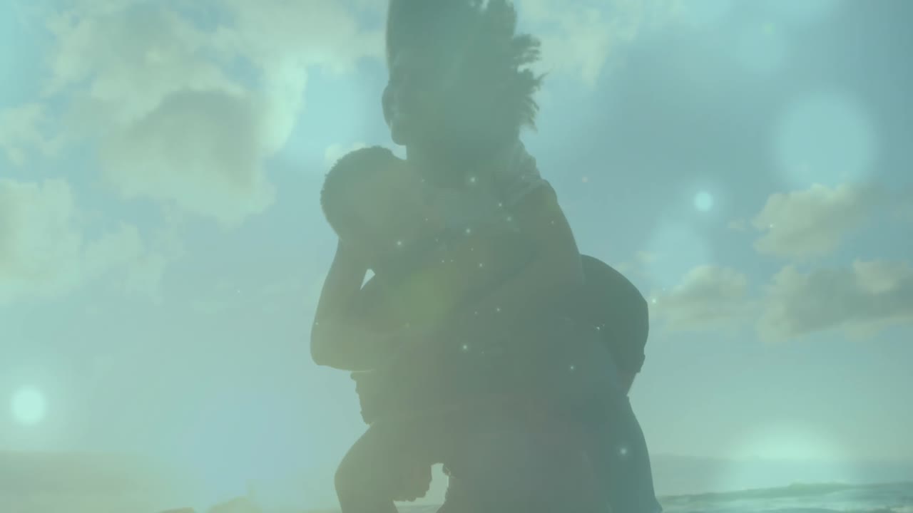 두 인종의 남자가 아내에게 해변에서 돼지 등을 타고 다니는 것을 반대하는 빛의 반점의 애니메이션