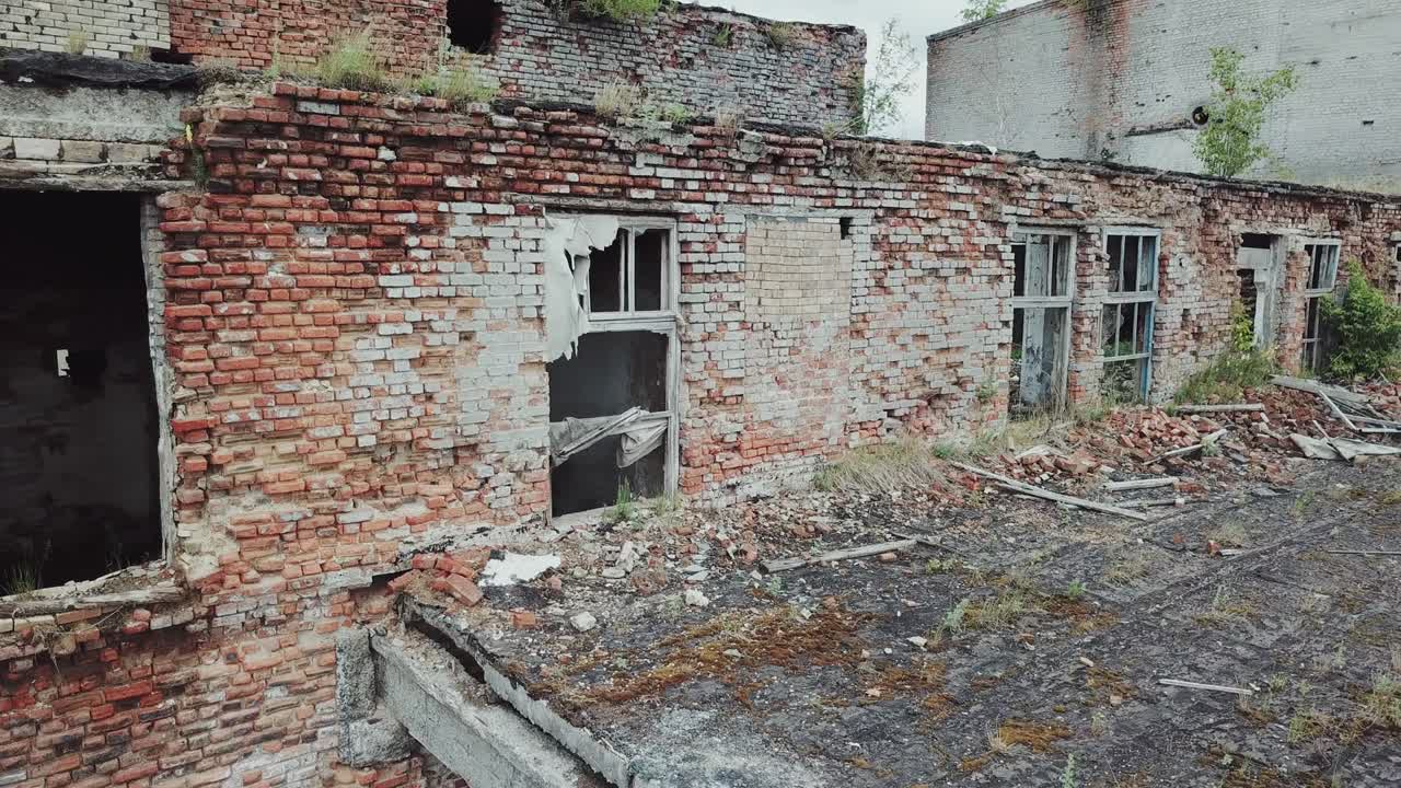 버려진 오래된 부서진 산업 공장의 폐허