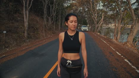mujer caminando por un camino de campo