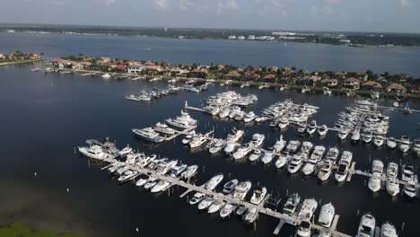 Luxury-boating-community-on-the-Manatee-River-docks,-boat-slip,-rentals-in-Florida---lifestyle