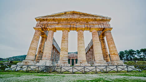 Sonnenuntergang-Im-Zeitraffer-Des-Tempels-Von-Concordia,-Agrigento,-Sizilien,-Italien