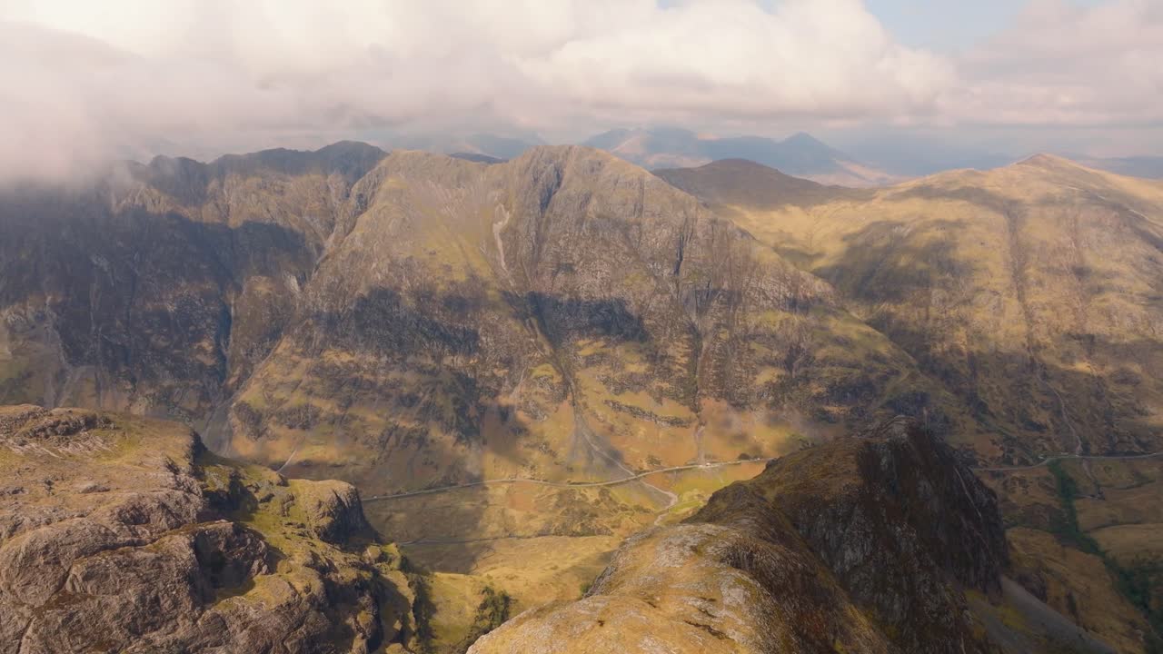 Riprese aeree con drone di Bidean Nam Bian, la montagna più alta di Glencoe, Scozia. Viste mozzafiato di cime, valli profonde e drammatici paesaggi delle Highlands.