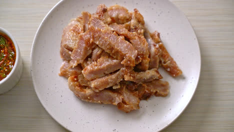 Gegrillter-Schweinenacken-Oder-Auf-Holzkohle-Gekochter-Schweinenacken-Mit-Thailändisch-Scharfer-Dip-Sauce