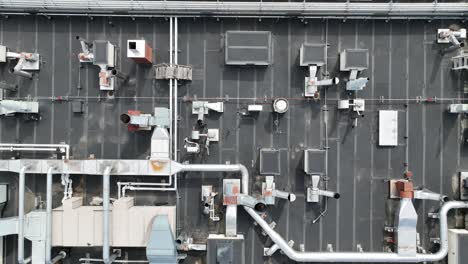 red compleja interconectada de sistemas de ventilación hvac para calefacción y refrigeración con tuberías y respiraderos