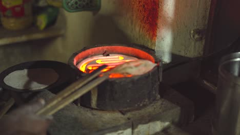 hacer chappati o pan indio en un calentador de gas dentro de la cocina de un dhaba o restaurante indio