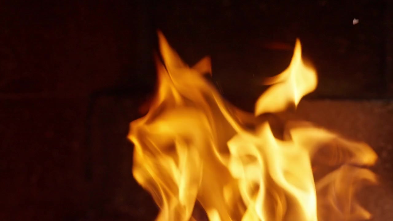 Fiamme tremolanti su uno sfondo scuro