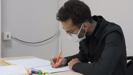 clase trabajadora de la máscara estudiantil