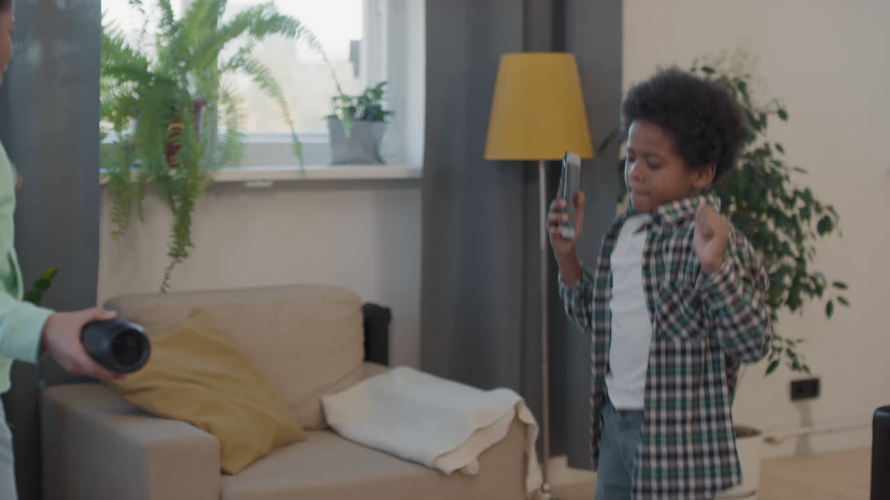 Fratelli Afro Che Ballano in Soggiorno