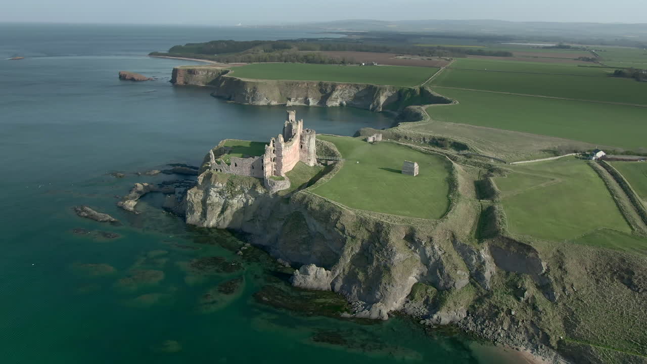una vista aérea del costado y el frente de la ruina del castillo de tantallon en un día soleado, east lothian, escocia