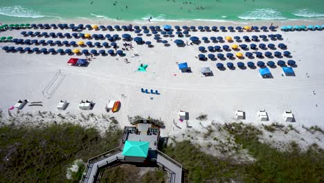 Vista-Del-Complejo-Hotelero-En-La-Playa-De-Florida-Silla-Aérea-Y-Colorido-Servicio-De-Playa-Con-Sombrillas