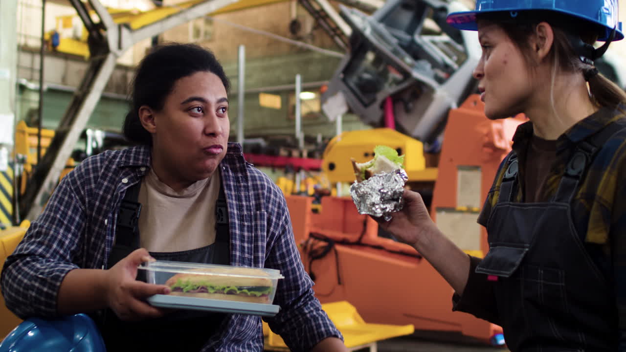 공장에서 쉬는 노동자들