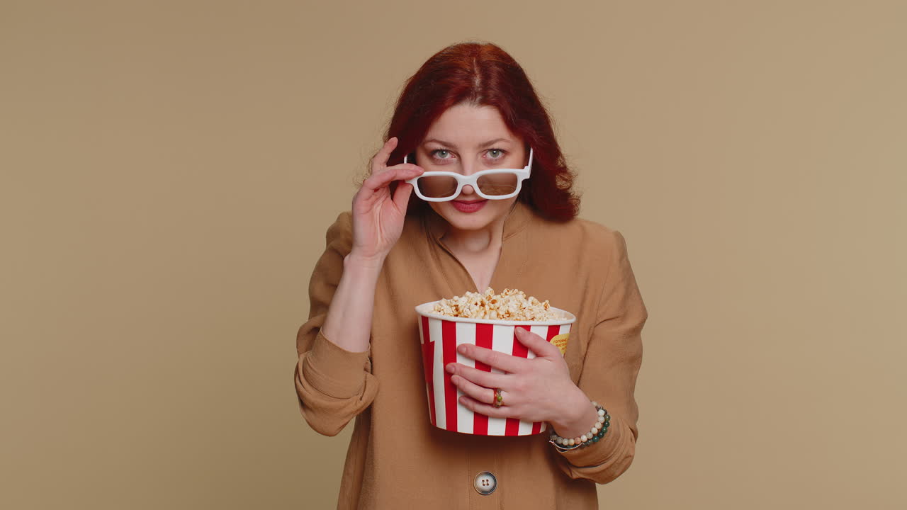 mujer con gafas 3d con palomitas de maíz en el cine