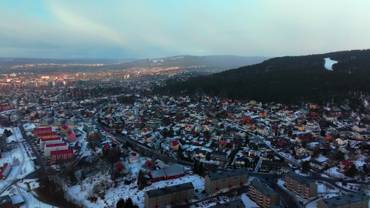 Bjerke Arvoll Tonsengagen Oslo Norge Skikurs skisenter drone langrenn kald overskyet vinterdag grå himmel bydel bebyggelse polarsirkelen snøfall fremoverbevegelse