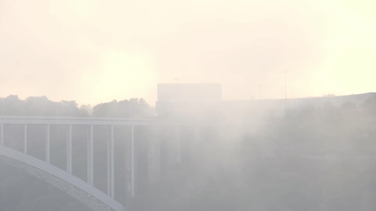 나이아가라 폭포의 경치 좋은 무지개 다리를 덮고 있는 아침 짙은 안개 - 스테디 샷, 미디엄