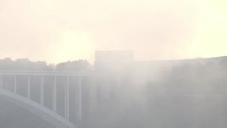 Densa-Niebla-Matutina-Que-Cubre-El-Pintoresco-Puente-Del-Arco-Iris-En-Las-Cataratas-Del-Niágara---Disparo-Constante,-Medio