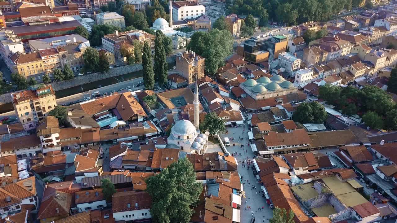 사라예보 시내 지역인 "바스카르시야", 모스크와 거리의 무작위적인 사람들