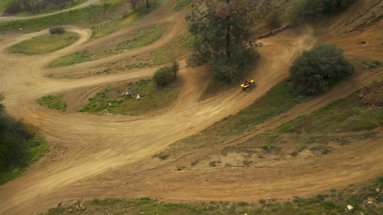 Bellissime riprese aeree in 4K di moto da cross, ATV e quad nelle montagne desertiche della California. Sentieri per ATV e splendide montagne dorate. Questo è uno degli 11 clip della serie