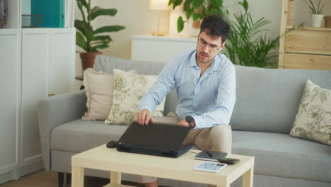 Businessman-Reads-Email-with-Bad-News