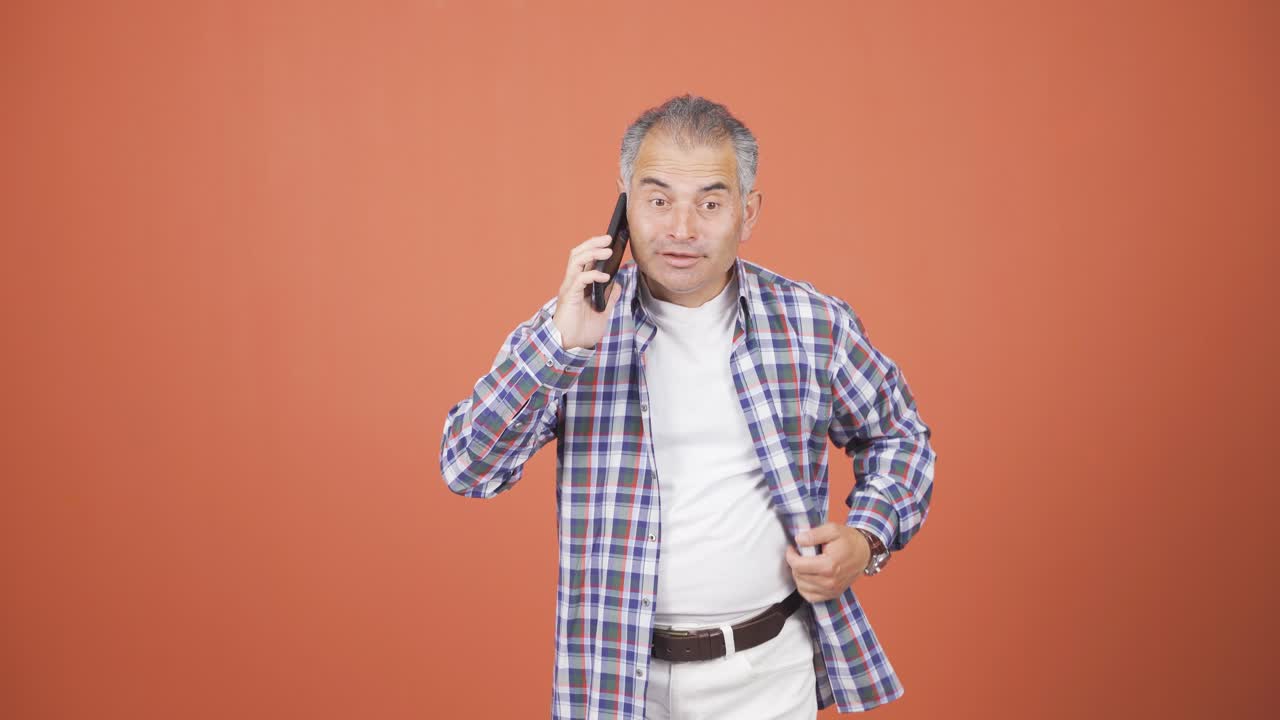 전화로 복음을 듣는 남자.