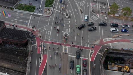 Vista-De-ángulo-Alto-De-Personas-Que-Andan-En-Bicicleta-En-El-Desfile-Del-Orgullo.-Tema-De-La-Comunidad-Lqbt-Con-Banderas-Del-Arco-Iris.-Ciudad-Libre-Y-Hanseática-De-Hamburgo,-Alemania