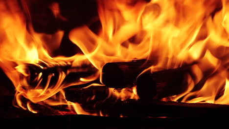 quemando leña en una chimenea