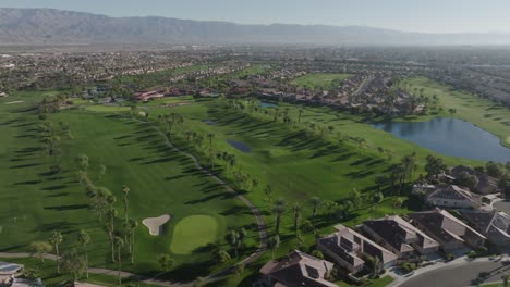 heritage palms golfplatz in indio, kalifornien mit drohnen-video, das sich von links nach rechts bewegt