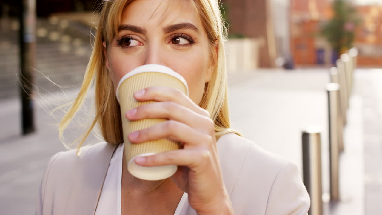 온라인 모험을 위해 카페인을 사용하고 있습니다.