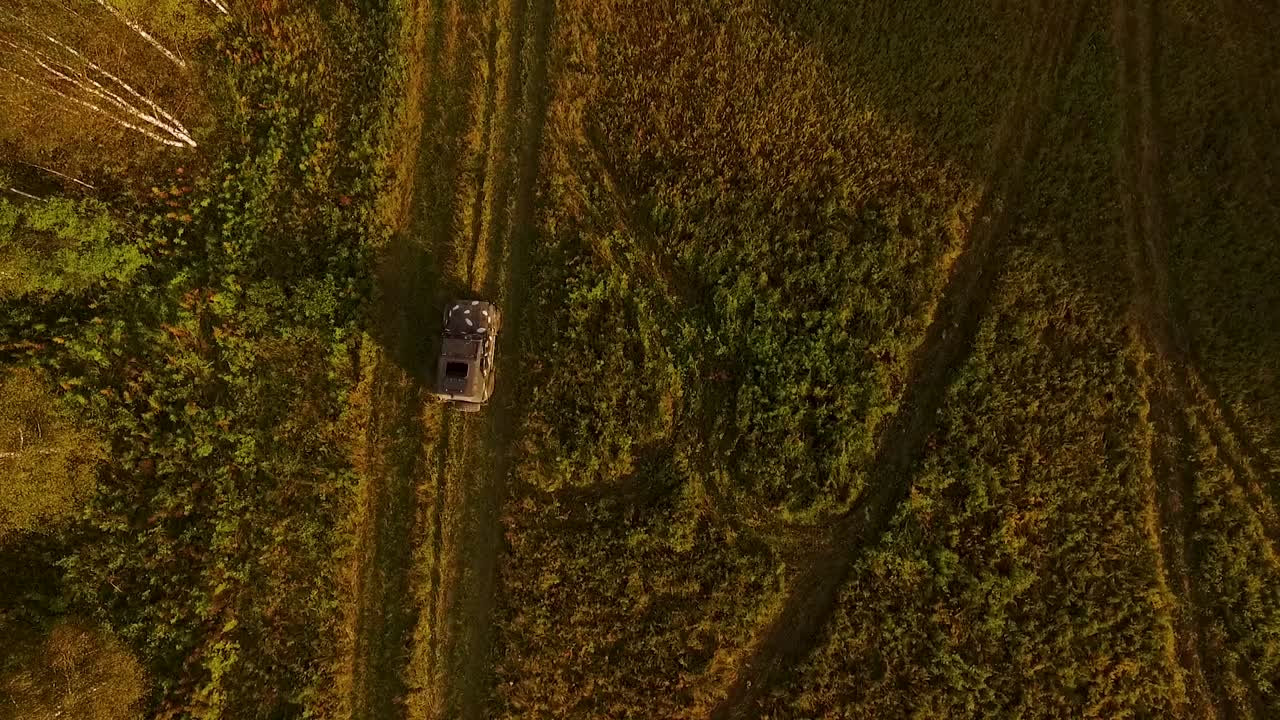 vista aérea de un jeep en un camino de tierra del país