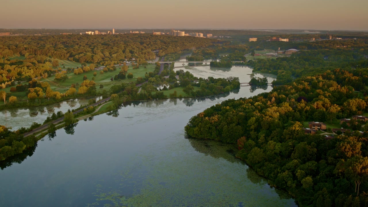 Ripresa con drone in volo verso lo skyline di Ann Arbor, Michigan