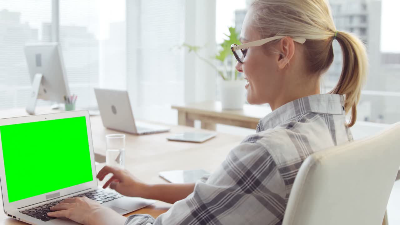 mujer de negocios trabajando en una computadora portátil