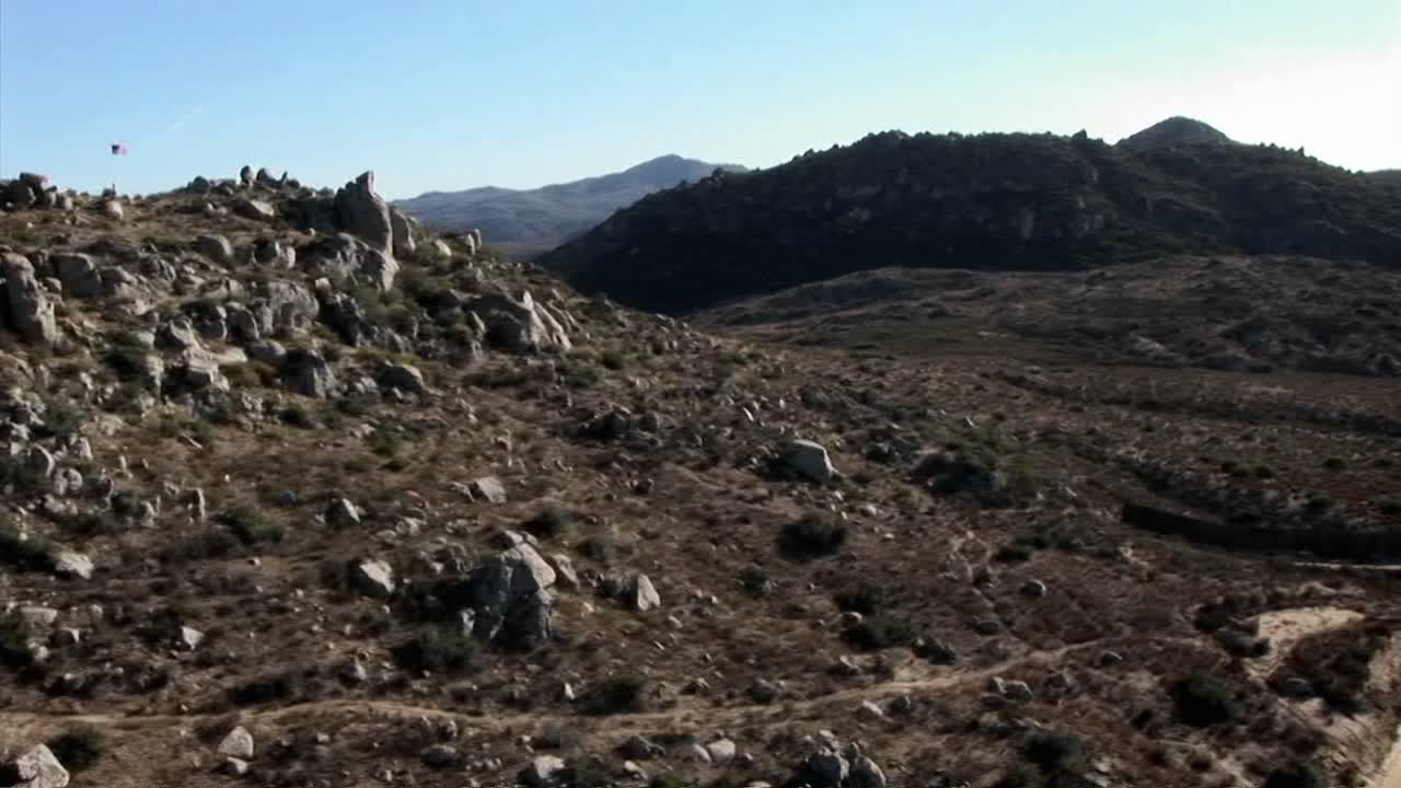 se está tomando una vista aérea de una valla fronteriza a lo largo del desierto