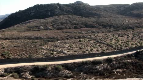 Se-Está-Tomando-Una-Vista-Aérea-De-Una-Valla-Fronteriza-A-Lo-Largo-Del-Desierto.