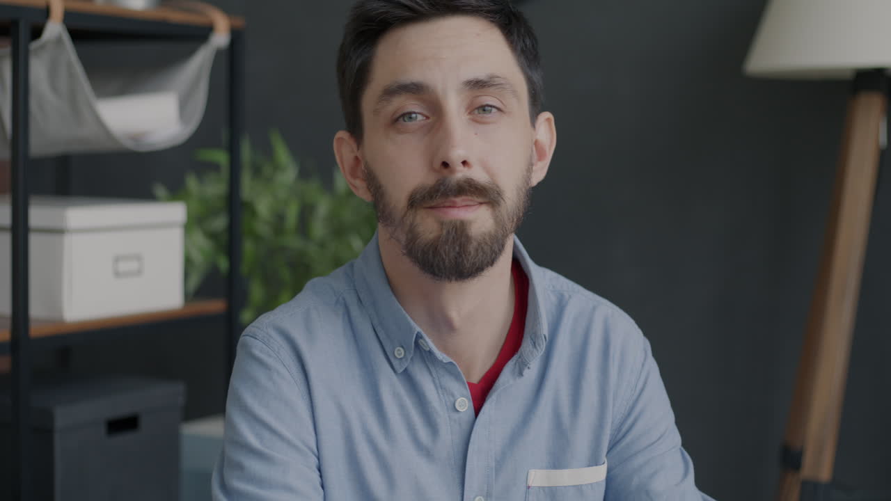 Uomo seduto in un ufficio
