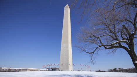 timelapse of the washington monument an a blue sky day in winter