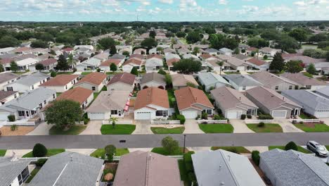 fotografía lateral aérea de un barrio suburbano estadounidense con casas para ancianos en florida, estados unidos.