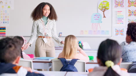 Ayuda,-Pregunta-Y-Profesor-Con-Los-Estudiantes