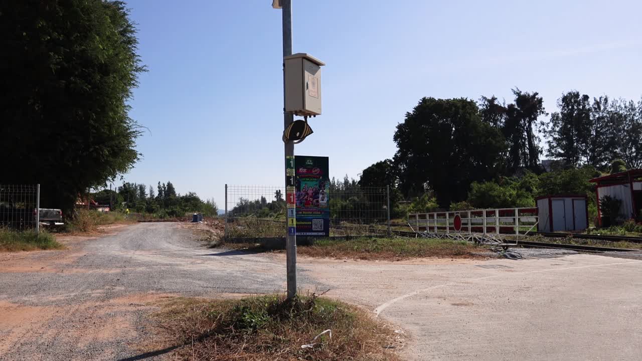 빈 교차로를 내려다보는 거리 조명