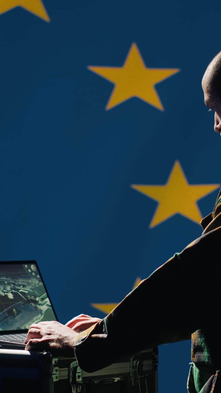 Video verticale: Soldato dell'alleanza dell'Unione Europea utilizza tecnologia militare in sala di controllo